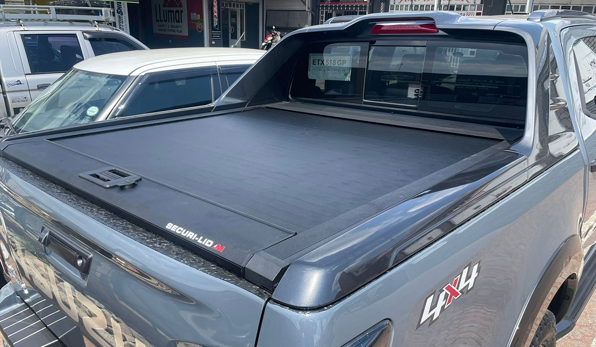 Securi-Lid manual tonneau cover on an Isuzu D-Max double cab